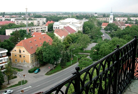 Градът е административен център на областта Бекеш