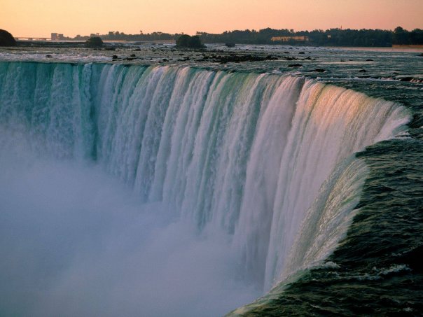 Нигарският водопад е обграден от двете страни с два града, споделящи едно и също име, а именно Ниагара Фолс.