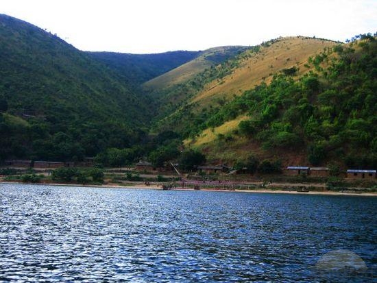 Езерото Танганика има дължина около 650 км и широчина между 40-80 км