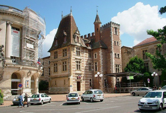 Ажен е град във Франция, административен център на окръг Ло и Гарона 