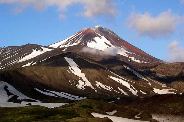 Височината на вулкана Авачинска сопка е 2741 метра