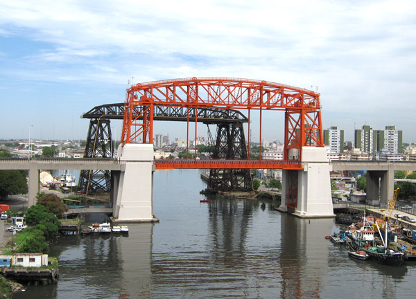 Авелянеда е непосредствено свързан със столицата на Аржентина Буенос-Айрес